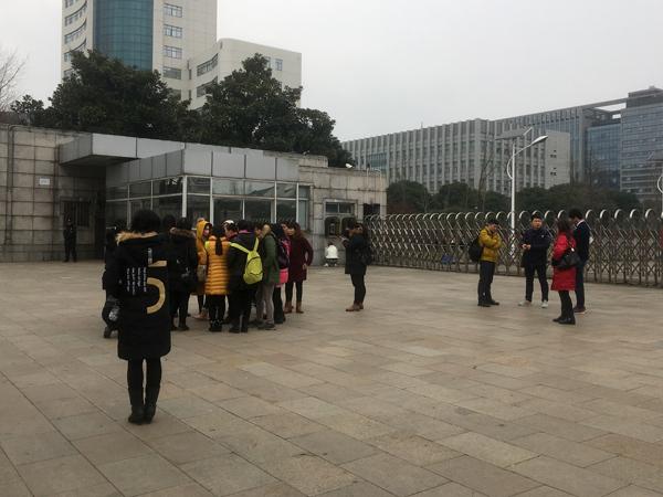 补分苏州希捷工厂员工对公司的做法不满,聚集在市政府门口。