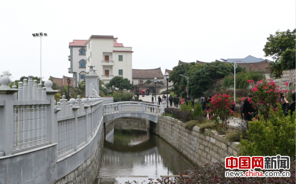 水渠和绿植是由住在旁边的王氏兄弟修建、养护的,由于他们人在海外,就雇人照看。