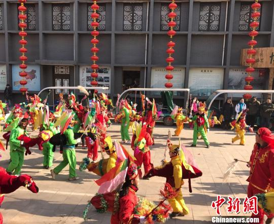 “我们的节日·春节——平遥中国年”20日(农历小年)在山西平遥古城迎薰门广场启动,演员演绎平遥竹马。 胡健 摄