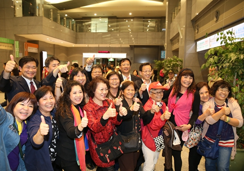 资料图:台湾民众为“吴韵汉风·精彩江苏”非遗精彩展演活动中江苏艺术家点赞