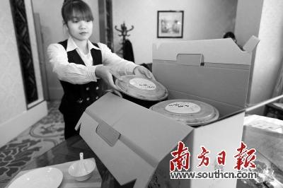 广州酒家服务员在打包外卖年夜饭。南方日报记者 万稳龙 摄