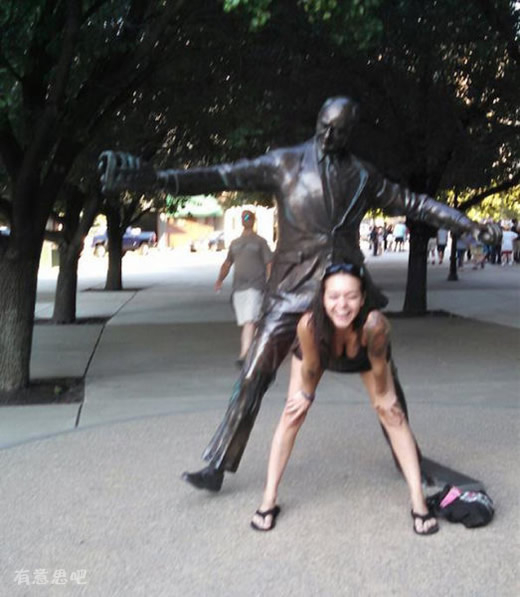 节操何在：这些雕塑都快被你们玩坏了_(:зゝ∠)_