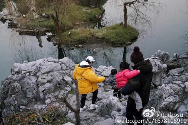 小花妹妹罕见露脸献吻邓超，光从侧脸就能看出是个小美人儿！