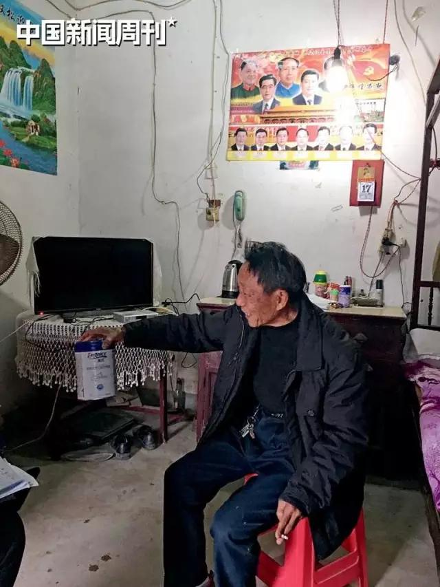 73岁的周友良展示他购买的奶粉。摄影|龚龙飞