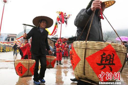 资料图:湖南临武县“二月二祭龙神”祈福民众幸福安康。人们舞起双龙“龙抬头”祈福。陈卫平 摄