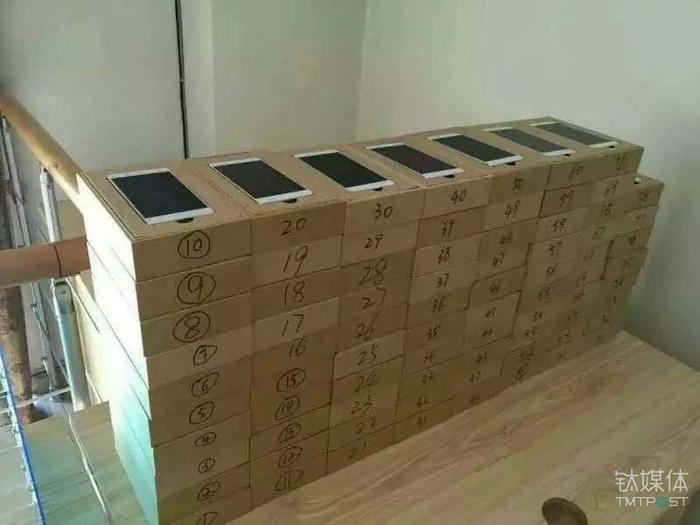 群控商堆积的手机一角