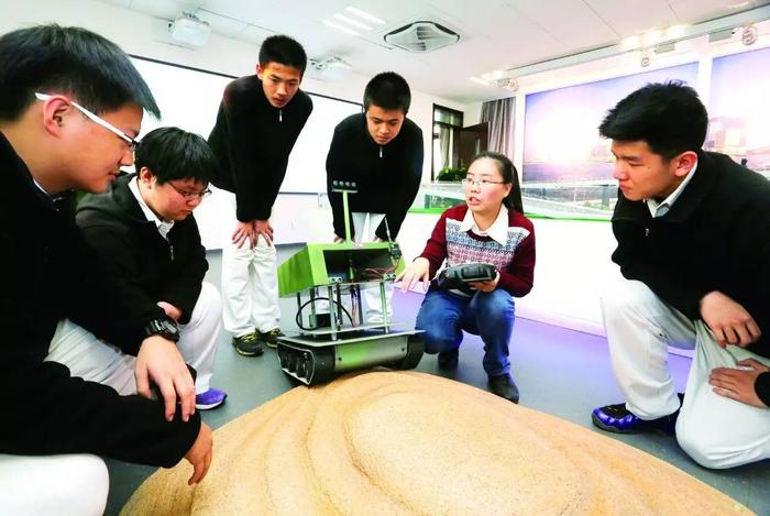高中学生在上科学课。 摄/本报记者 云凯杰