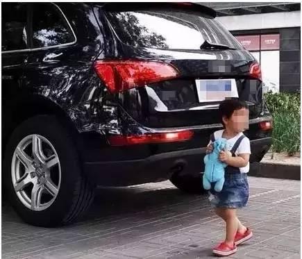 事故丨可怕的汽车盲区，有孩子的家长要注意了！