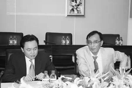 国美收购永乐期间两人合影,黄光裕(左)、陈晓(右),图片来源:新浪财经