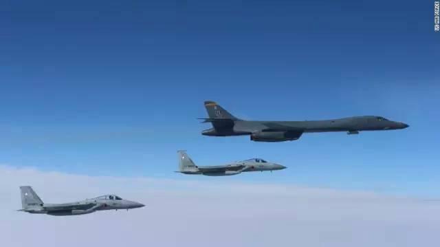 3月21日,美国B-1B轰炸机与日本航空自卫队F-15列队飞行