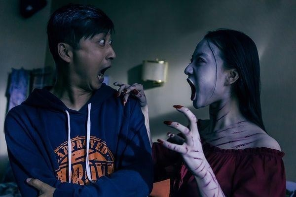 (*题图为国产恐怖片《隔壁惊魂》剧照。哈哈哈哈哈哈哈就问你怕不怕?)