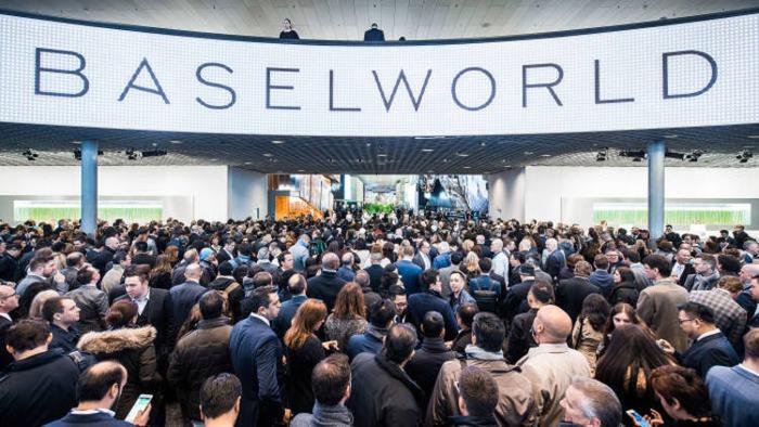 BaselWorld2016 等着开幕的人们,图片来自:FT
