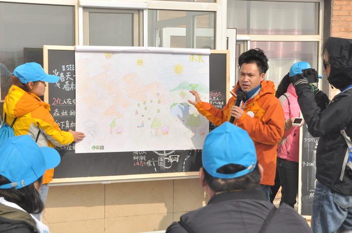 阿拉善SEE“一亿棵梭梭”项目负责人庞宗平在讲解阿拉善的荒漠化与“一亿棵梭梭”