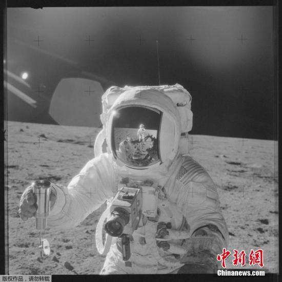 资料图:1969年11月19日,阿波罗12号宇航员艾伦·宾收集月球土壤。