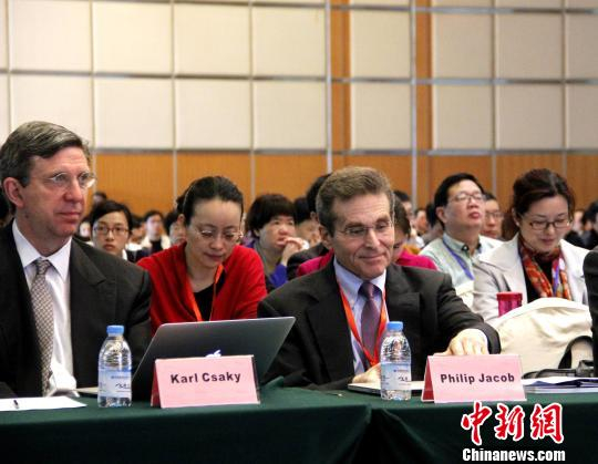 美国眼底病权威、美国Duke大学眼科教授KarlG.Csaky和美国巴斯康姆帕默眼科中心教授Philip Jacob以及14名外籍葡萄膜炎专家受邀莅会。 杨伏山 摄
