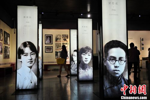 资料图,梁思成林徽因纪念特展通过大量的照片、手稿、文献实物,向观众展示生活中真实的梁思成和林徽因。<a href='http://www.chinanews.com/'>中新社</a>记者 刘冉阳 摄