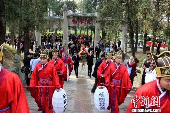 4月3日,住在台湾的孔子第七十九代嫡长孙孔垂长在孔子出生地山东曲阜,带领400余名海内外孔子后裔在孔林祭祀先祖。