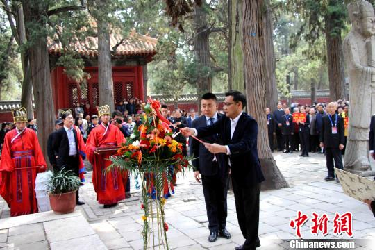 4月3日丁酉年清明孔子后裔释奠仪式在曲阜孔林举行。孔子第七十九代嫡长孙孔垂长带领400多名海内外孔子后裔先后祭祀先祖孔子、二世祖孔鲤、三世祖孔伋和远代先祖、中兴祖孔仁玉。 李欣 摄