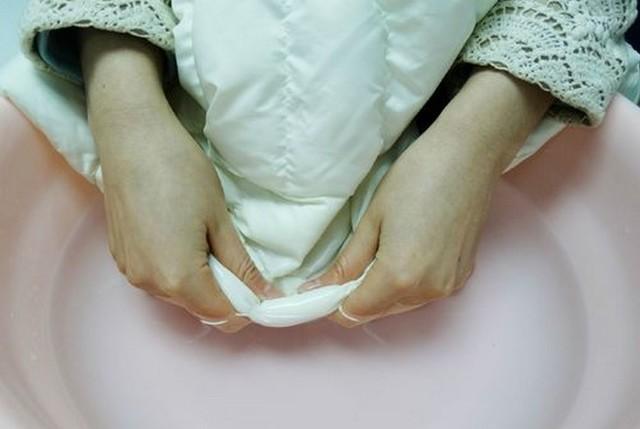尽量减少羽绒服的洗涤次数 可以采取局部手洗的方式