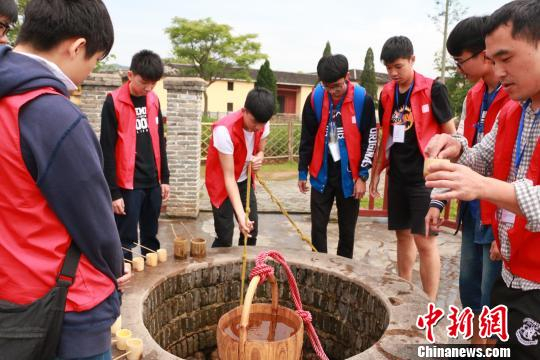 4月18日,造访“红都”瑞金,畅饮毛泽东当年亲自挖掘的“红井水”。 章丽 摄