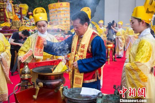 图为主祭官在祭坛上焚帛、焚祝文。李南轩 摄 李南轩 摄