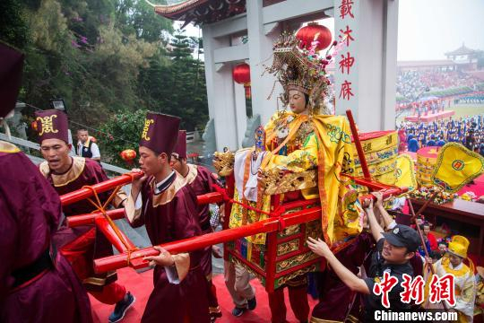 图为妈祖信众恭送妈祖神像回銮。李南轩 摄 李南轩 摄