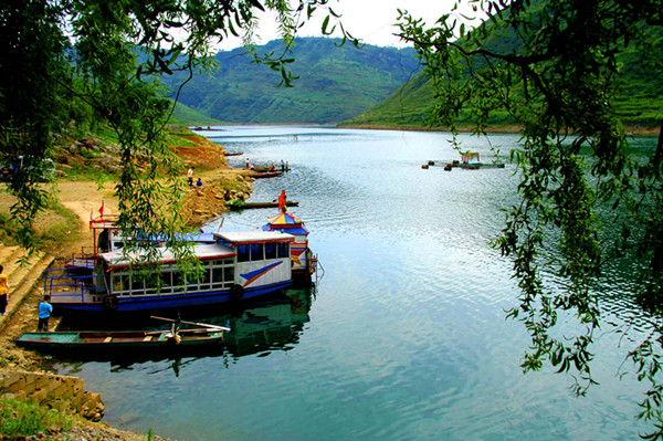 水雾缭绕花满岸, 渔舟清晨出夜郎.png