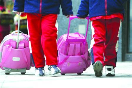 上学路应该是轻松、安全的,但是中科大学村的孩子路上通常要花费1个多小时。/邵剑平