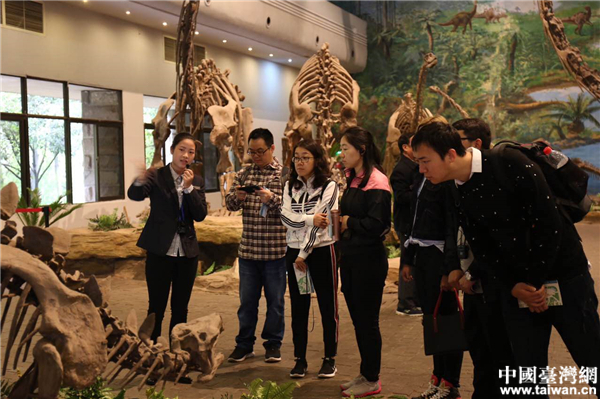 全国媒体参观自贡恐龙博物馆。
