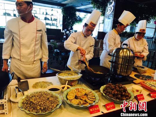 太原三晋国际饭店开发的槐花宴——槐花饼子、饺子、团子等系列食品。 任丽娜 摄