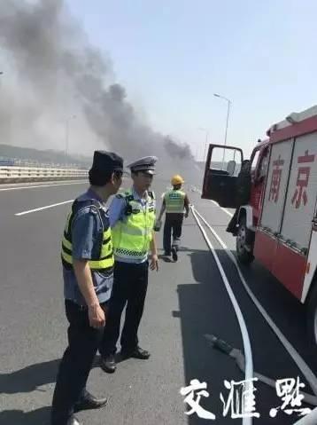 突发 | 南京长江四桥一大客车爆燃烧成空架！车上45人全部迅速转移