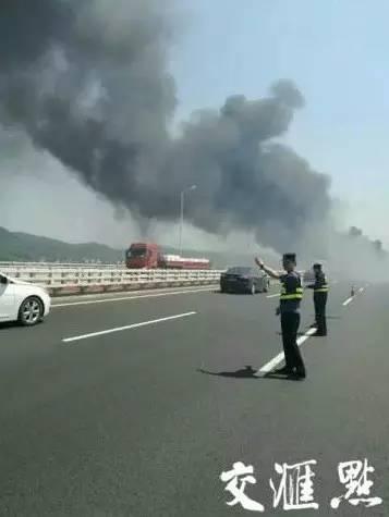 突发 | 南京长江四桥一大客车爆燃烧成空架！车上45人全部迅速转移