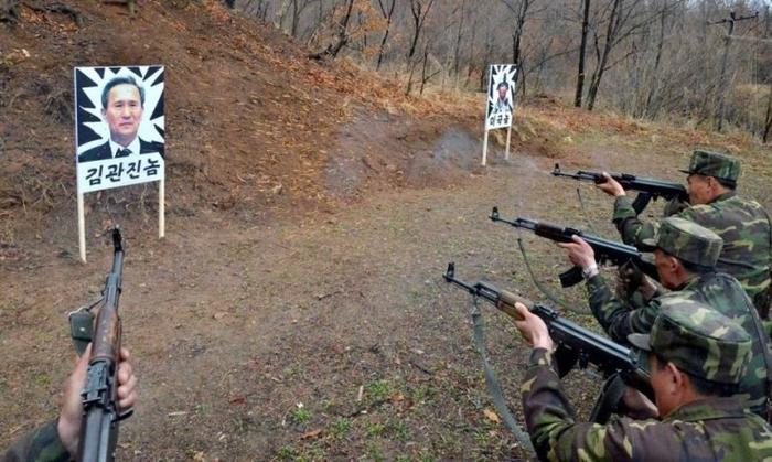 朝鲜士兵用韩国防部长当靶子练习射击,图片来自网络