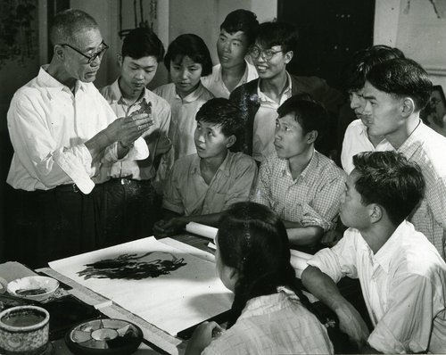图1:1963年潘天寿给国画系花鸟班学生上课
