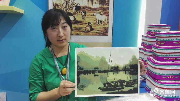 揭秘:剪纸大师文博会现场讲解多层立体剪纸画的创作技法