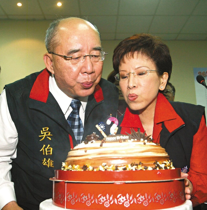 2007年国民党主席选举当选的吴伯雄(左),当时还带着蛋糕为落选的洪秀柱(右)庆生。