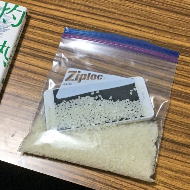 手机进水放大米里可除湿 是什么原理?