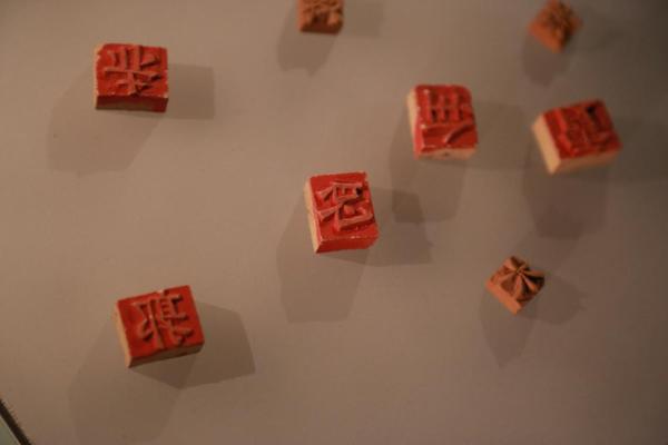 仿毕昇泥活字。北宋工匠毕昇发明了泥活字印刷术,降低了印刷成本,是人类印刷史上的里程碑