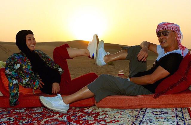 张卫健与爱妻相爱20年共游迪拜沙漠，张茜素颜憔悴但笑得好幸福
