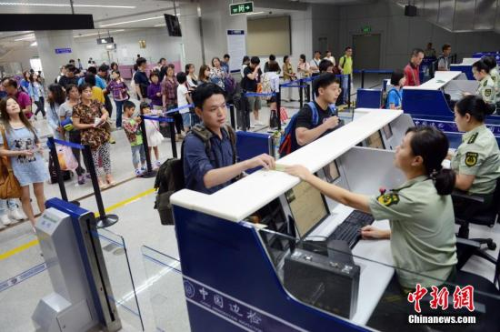 7月1日,搭乘MF880航班的旅客及台胞从台北桃园飞抵福州长乐国际机场办理入境手续。大陆对台湾同胞免签注政策7月1日起正式实施。台胞持有效台湾居民来往大陆通行证(台胞证)即可经开放口岸来往大陆并在大陆停居留,无需办理签注。<a href='http://www.chinanews.com/'>中新社</a>发 刘可耕 摄