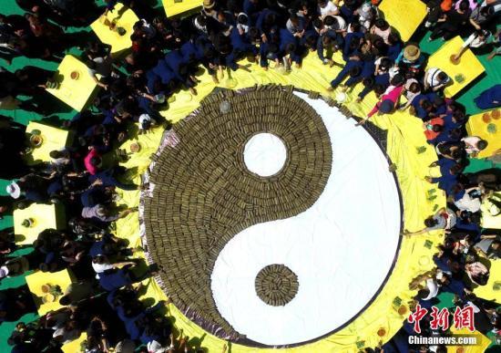 5月28日,端午节前夕,道教圣地河南洛阳老君山举行一年一度的端午节送槲包祈福活动,百名道士在老子像前围着巨型太极八卦阵包槲包粽,场面壮观。随后,道士们举行祈福法会,将事先包好煮熟的槲包粽、香包进行祈福免费送与游客。 <a href='http://www.chinanews.com/'>中新社</a>记者 王中举 摄