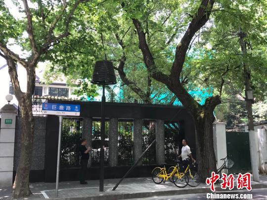 据此前曝光的信息,巨鹿路888号内原本砖木结构的房屋已基本不见踪影,取而代之的是钢筋混凝土的现代风格建筑。 王子涛 摄