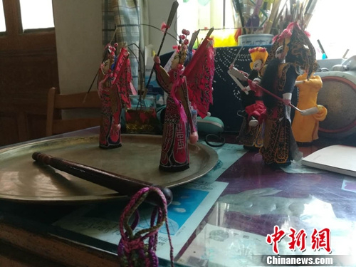 一敲铜盘,鬃人们就能动起来。上官云 摄