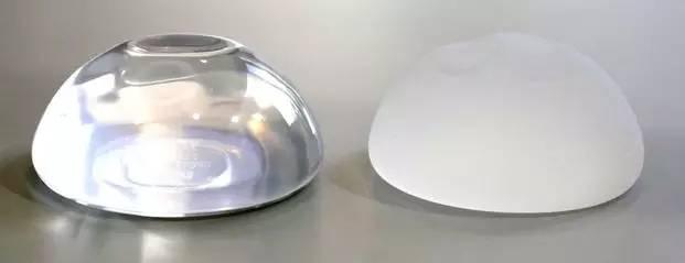 左边是表面光滑的假体,右边是表面粗糙的假体