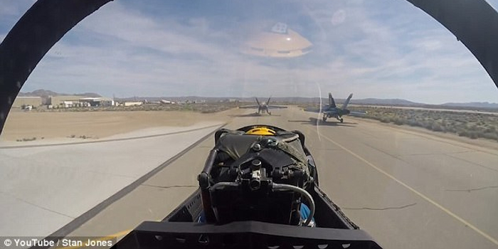 美战机飞行员第一视角记录大黄蜂高空旋转