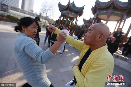 郑州“尬舞天团”。周波 摄 图片来源:视觉中国