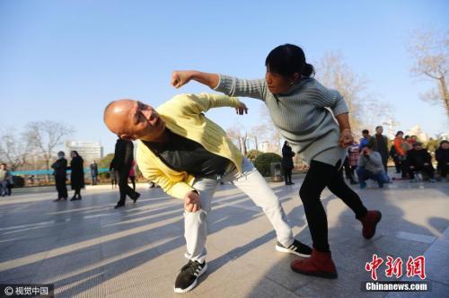 郑州“尬舞天团”。周波 摄 图片来源:视觉中国