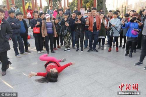 郑州大爷大妈“尬舞”引围观。周波 摄 图片来源:视觉中国