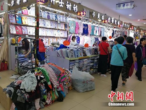 6月16日,天意小商品批发市场内,商户正忙着甩货。 <a href='http://www.chinanews.com/' >中新网</a>记者 张尼 摄