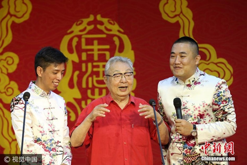 资料图:唐杰忠(中)。图片来源:视觉中国